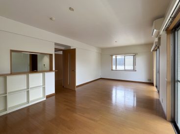 カウンタキッチン下には棚がついています。