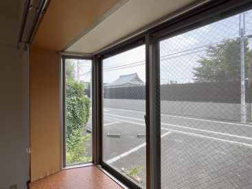 リビングの出窓の先はモダンなお寺になっています。