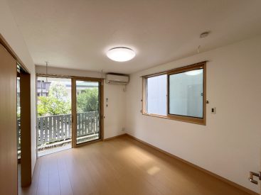 ふたつの窓がある約6帖の部屋。