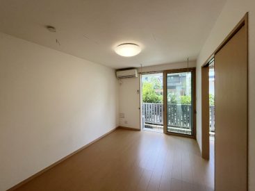 もうひとつの6帖部屋は、窓ひとつ。