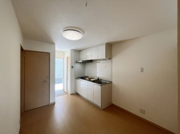 すっきりとした印象のダイニングキッチン。
