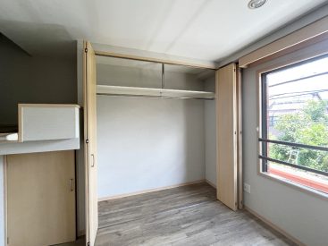 壁の約一面にたっぷりの収納。