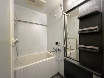 シンプルさにダークカラーのシックさが入った浴室。