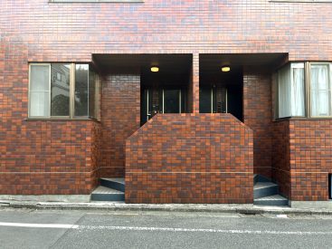 玄関からはじまる個性的なつくりのお部屋でした。