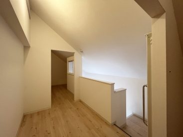 吹き抜けの先上階。約7帖の部屋が左右にそれぞれ。