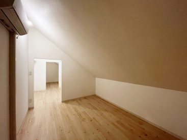 天井が斜めに落ちています。屋根裏のような雰囲気。