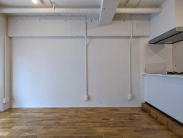 躯体あらわしの白壁＋無垢フローリング。グッときます