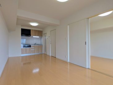 2012年に室内フルリフォーム済み。LDKは11.5帖。