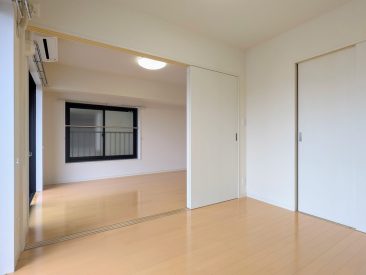 引き戸を開けてワンルーム風に使うのもありですね。
