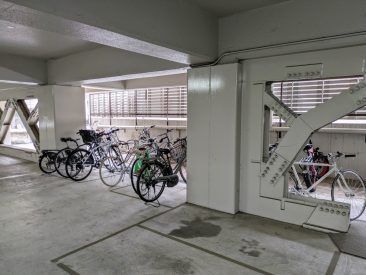 地下部分に駐輪スペースあります。