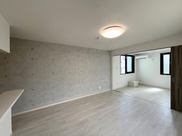 マットな風合いの床に、一部RC打ちっぱなしの内装。