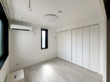 寝室スペース約5帖。ベッドをひとつ置いて。