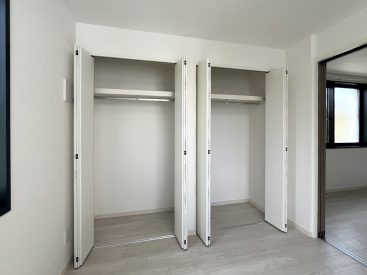 クローゼットがふたつ横並びに。