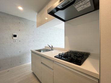明るいカラーをベースにしたキッチン。2口ガスコンロです。
