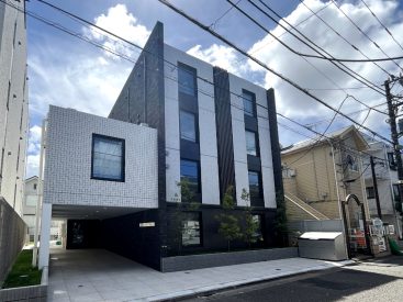 2025年3月築のマンション。駅からまっすぐ1分の距離。