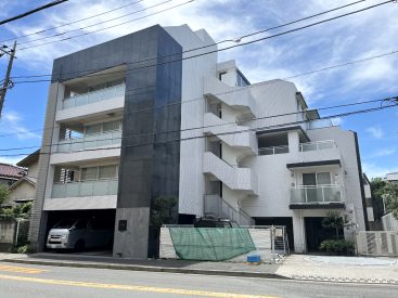 砧公園に続く大通りに建つマンション。交通量は思ったほどありませんでした。