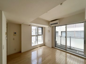 足元まである大きな窓からは、優しい日差し。
