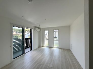シンプルな間取りの1K。きれいでゆとりのある、暮らしやすさがみえる一部屋。