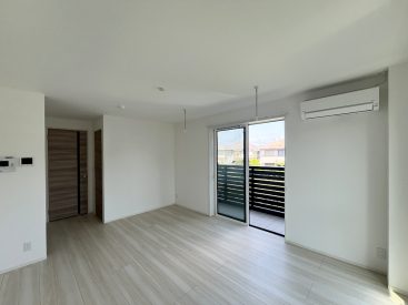 北向きながらも階数や周辺環境のおかげで、優しい日差しが入ります。