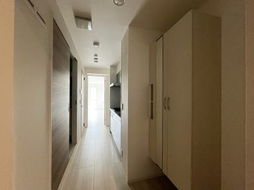 玄関には鏡付きのシューズボックス。
