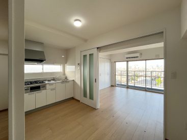 レトロマンションの5階、窓から最高の景色が見えるお部屋。