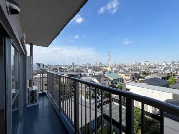 空も風もたっぷり。東向きなので眩しすぎず程よい日差しです。
