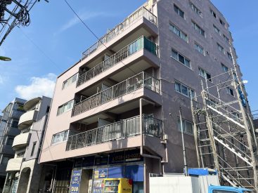 1971年築のレトロマンション。佇まいがかっこいい。