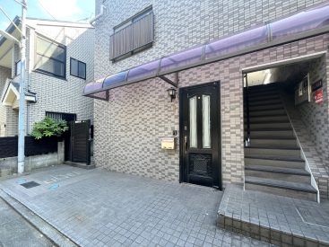 マンションの1階、戸建のように出迎える玄関。