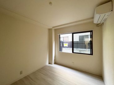 玄関横の5.2帖。各部屋の中では一番明るいお部屋です。