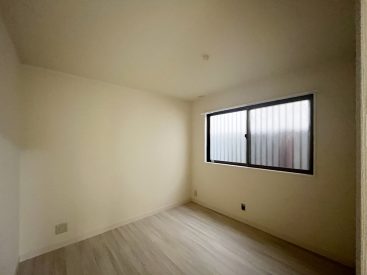 唯一の他の居室と繋がっていない、4.8帖の部屋です。