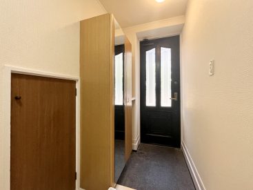 戸建のような雰囲気の玄関。大きなシューズボックスもあります。