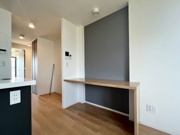 キッチンの横には木製のカウンター。冷蔵庫等の家電はその奥にすっぽりと収めて。