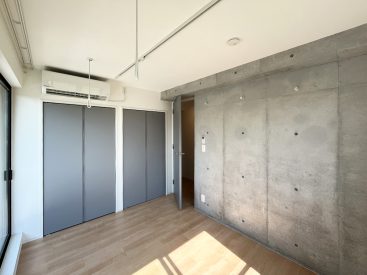 日差しとRC打ちっぱなしの良い空間。