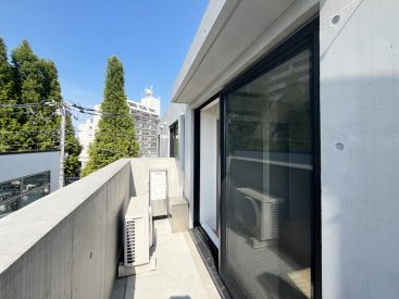 まっすぐ日差しが降りたバルコニー。