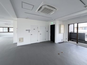 入り口を入った右手のドアのなかに水回りがあります。