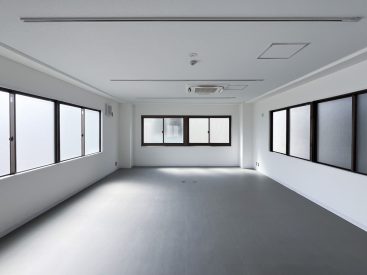 奥は3面採光になっています。