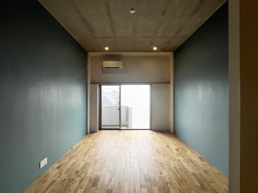 ロフトも付いた一室。メインの部屋は12.6帖。