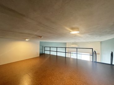 ロフトは6.3帖。天井高はあまりなく座高ほどの高さ。