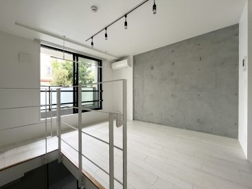 上階と下階の2部屋からなる、1LDKの一室。