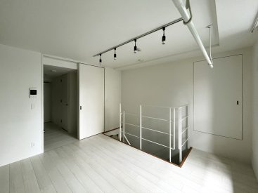 ライトカラーが反射する、明るい室内。
