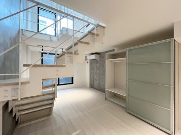 エアコンがあるので過ごしやすく、寝室から作業スペースとどんな場所にもできます。