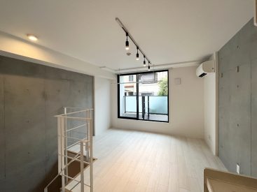 上階と下階の2部屋からなる、1LDKの一室。