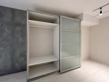 備え付けの透け感ある収納。＊写真は別部屋のもの。同タイプが設置されています。