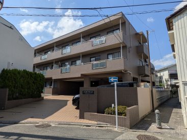 堂々とした鉄筋コンクリートのマンション。