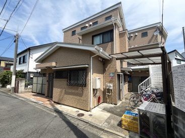 家らしい温かい色味の木造アパート。