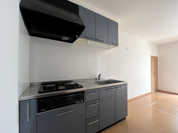 キッチンはダイニングが広く使えるよう、部屋の一角部分に。