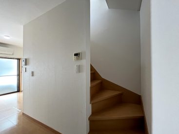 2階まではキッチン奥の階段へ。