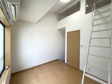 ロフトのおかげで天井が高く開放感があります。