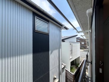 洗濯物は2階の窓で。北向きの日差しが届きます。
