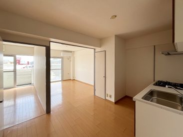 最上階の5階、2LDKの一室。
